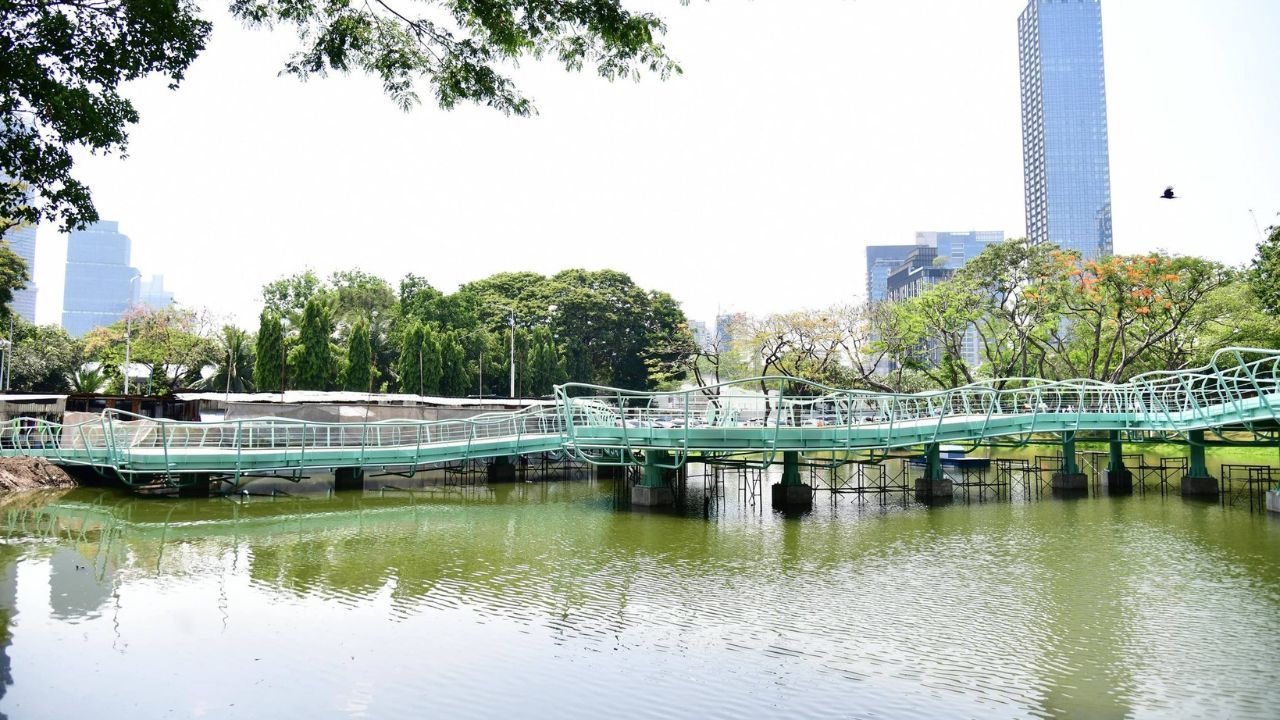 The Lumpini Green Bridge is expected to open informally on May 1, linking Lumpini Park and Benchakitti Park with a 250-metre walkway.