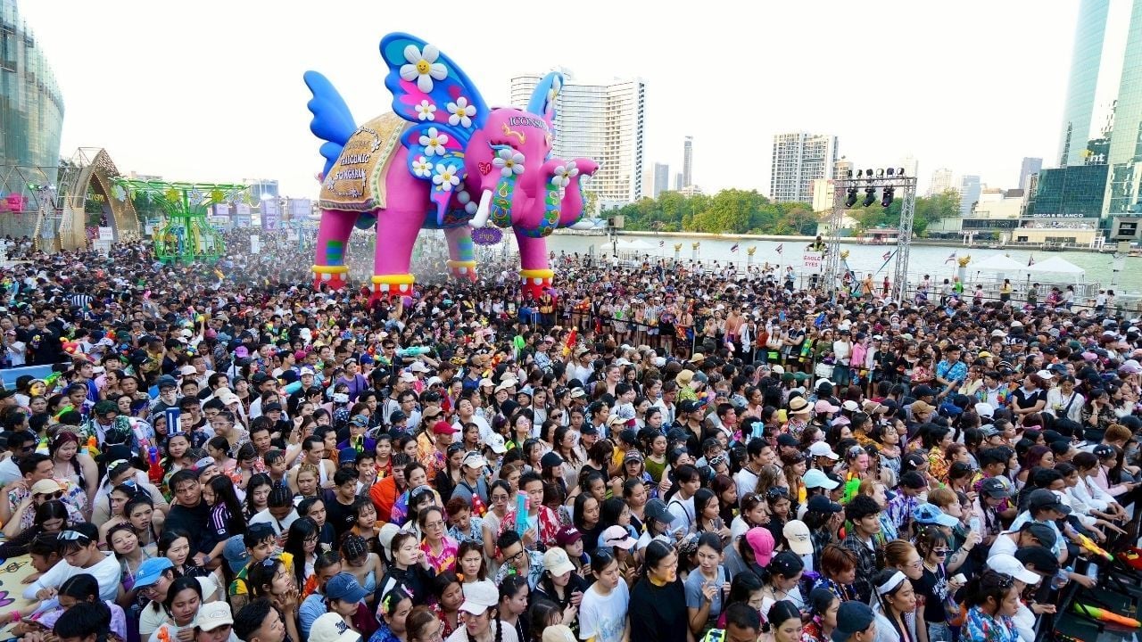 The Water Landmark installation at ICONSIAM, featuring a large elephant spraying water.