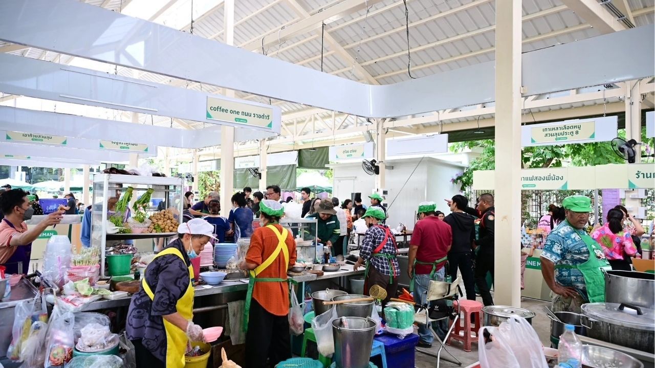 Enjoy diverse street food options at the Lumphini Park Hawker Centre, open daily in Bangkok.