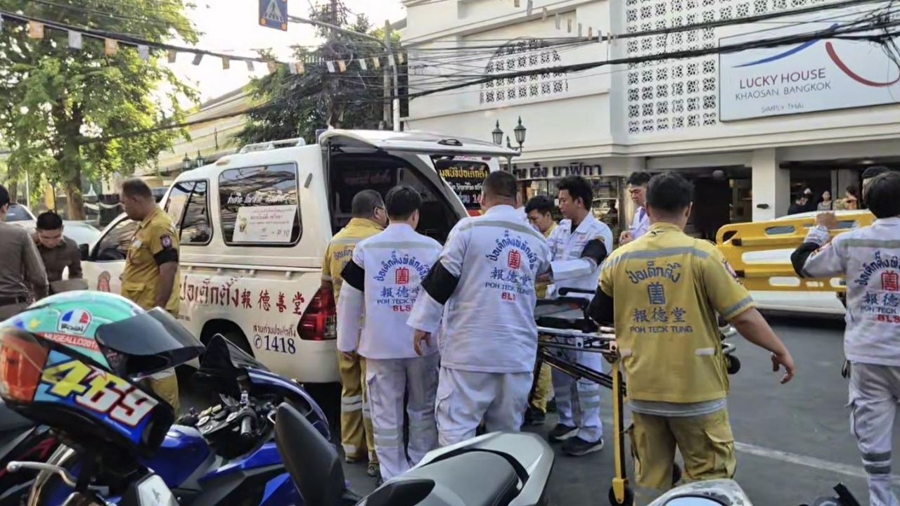 Two foreign men found dead at hotel on Khao San Road