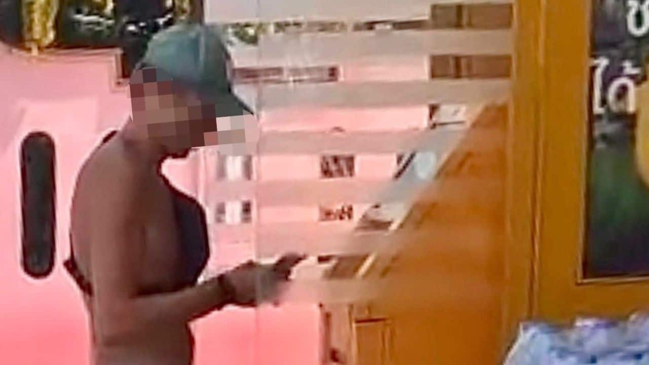 Russian scammer withdraws cash in Phuket