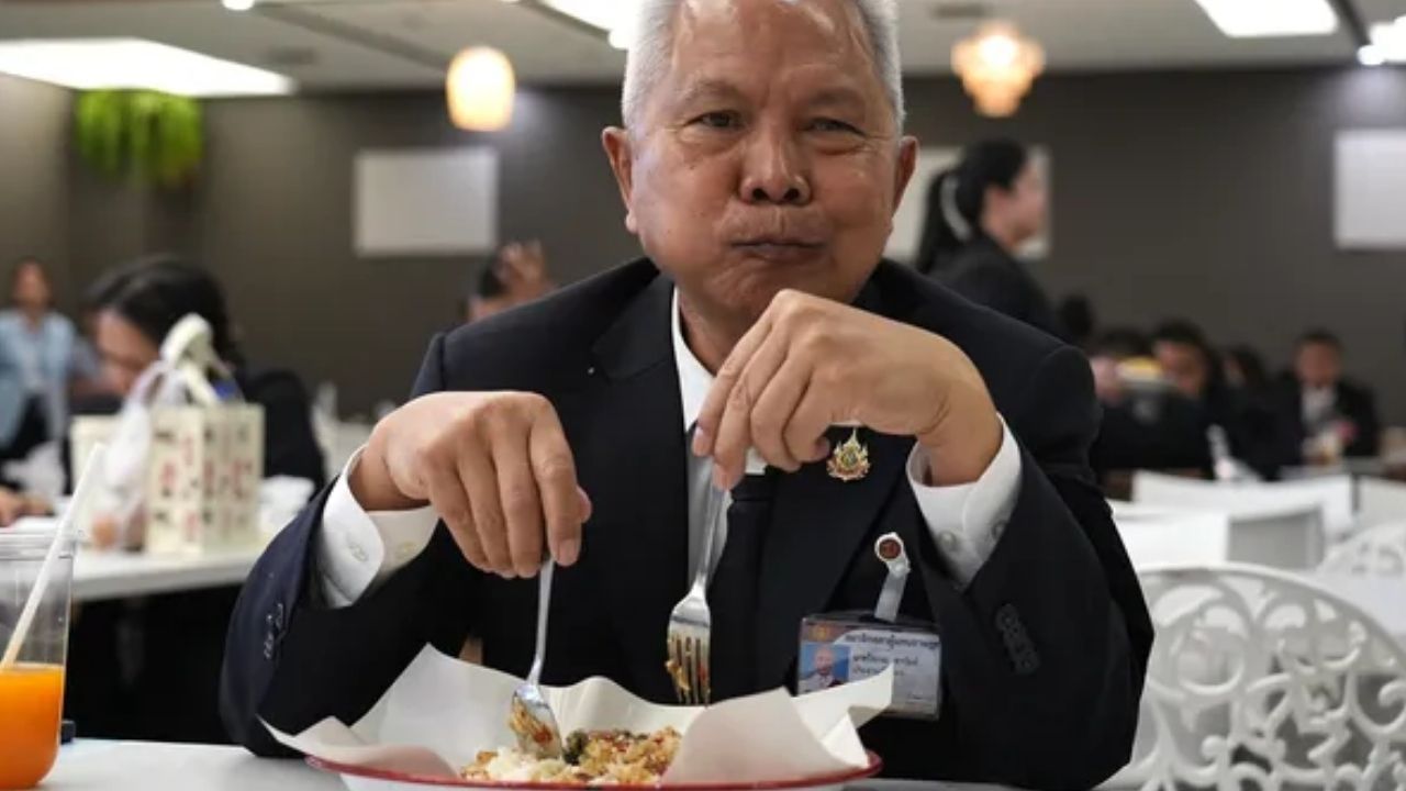 Thai MPs pay for food after end of free meals