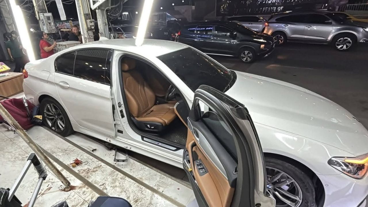 BMW crash injures five foreigners