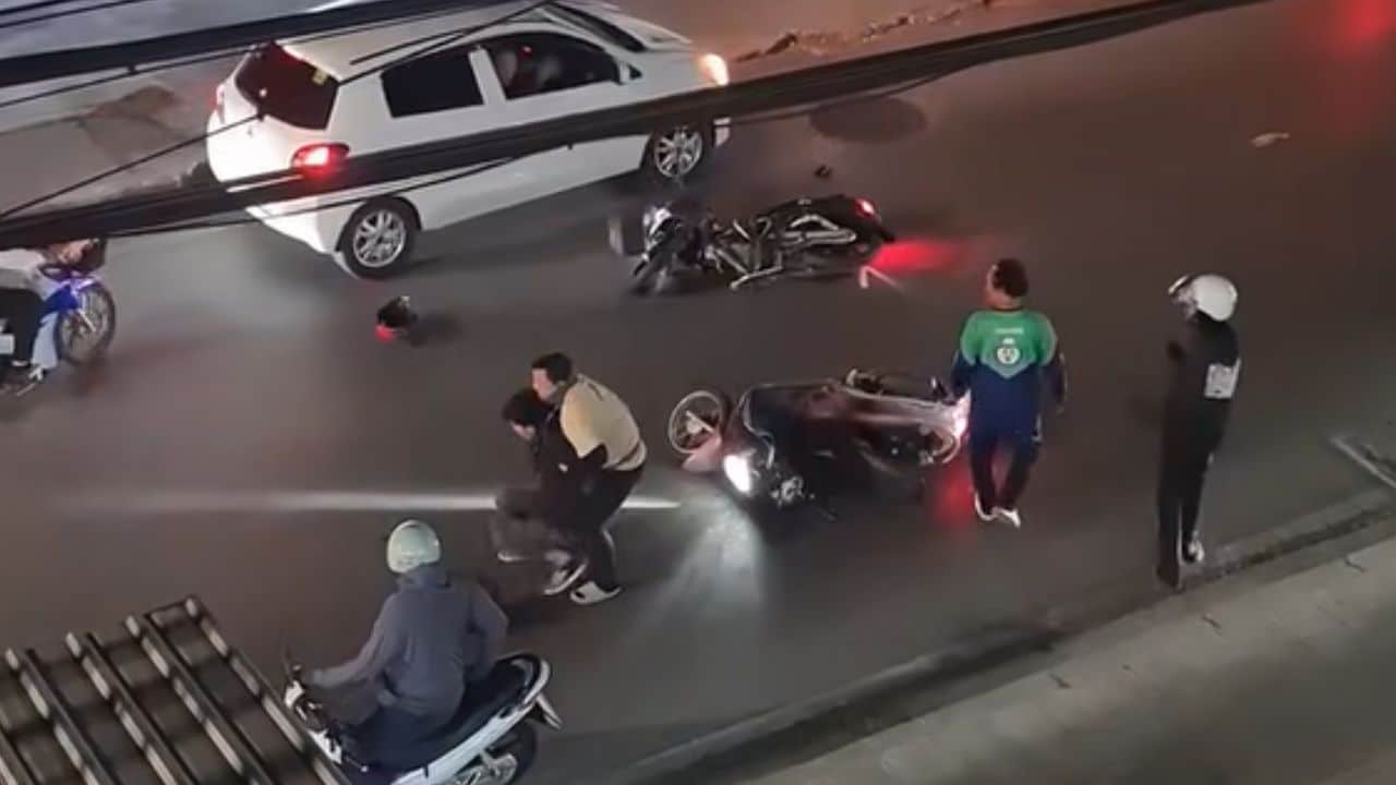 Knife fight between two Bangkok taxi riders