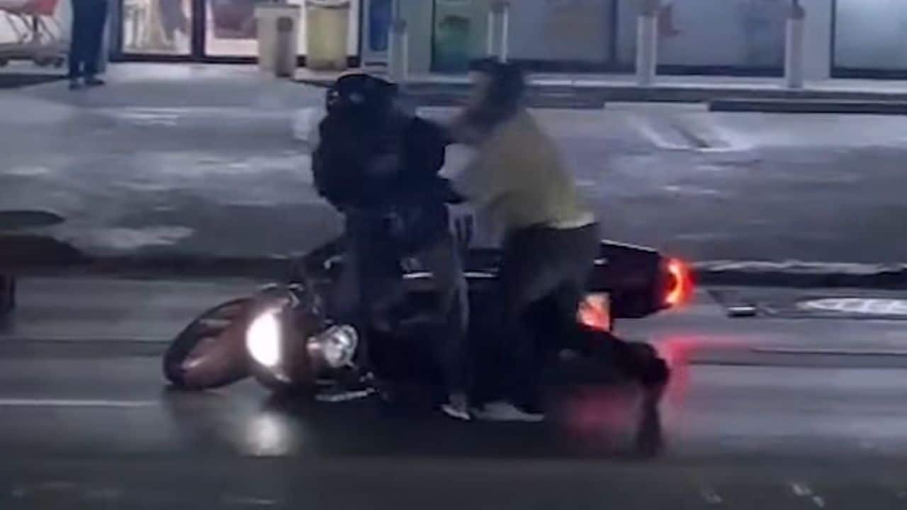 Taxi rider fight on Bangkok road