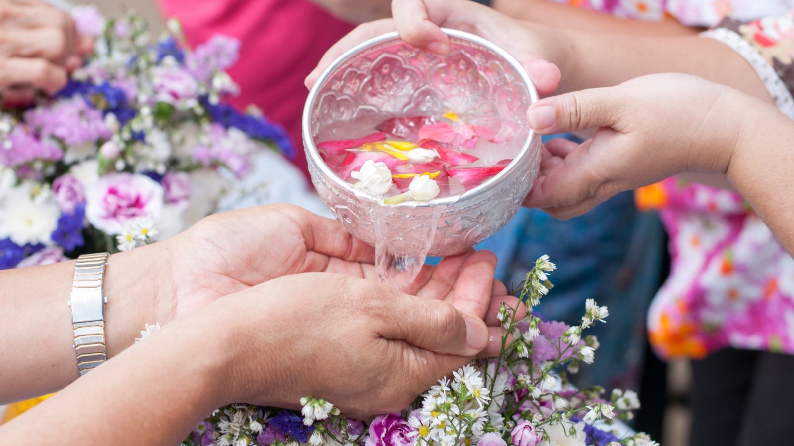 102-year-old 'Khun Yai Whin' walks unaided at Songkran festival | News by Thaiger