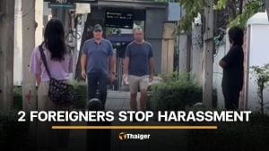 2 foreign men intervene alleged harassment on Bangkok footpath | Thaiger