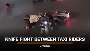 Foreign passenger flees safely after 2 taxi riders fight on Bangkok road | Thaiger