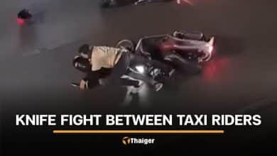 Foreign passenger flees safely after 2 taxi riders fight on Bangkok road | Thaiger