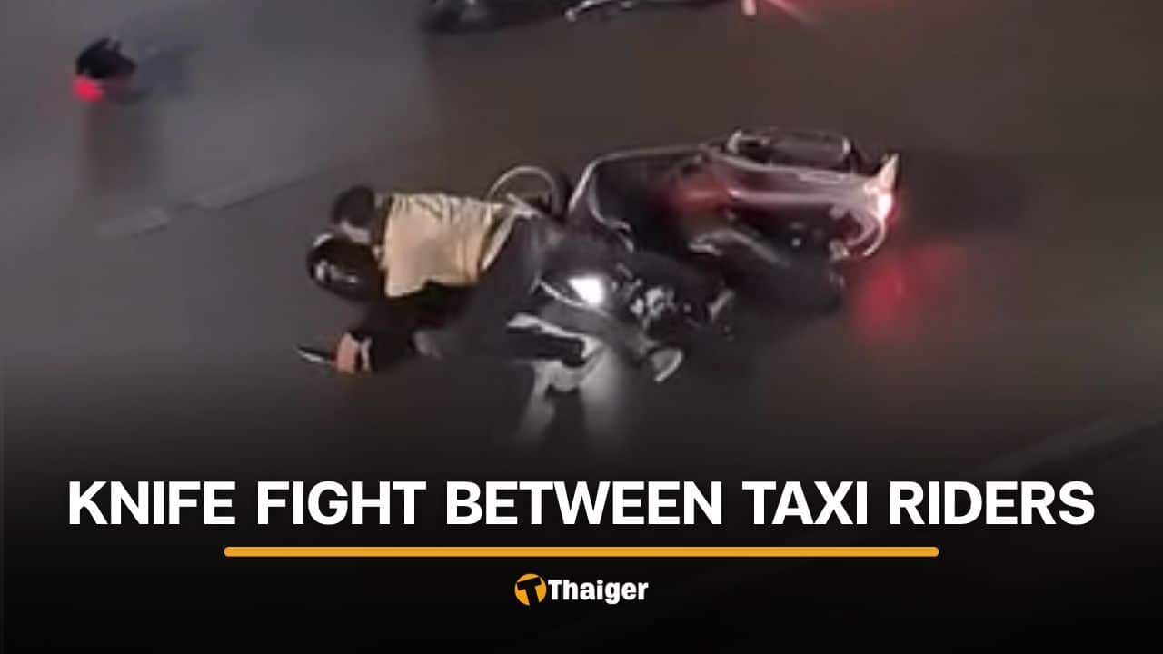 Foreign passenger flees safely after 2 taxi riders fight on Bangkok road | Thaiger