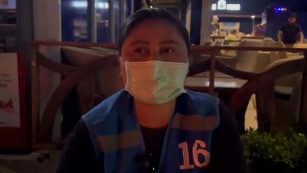 Foreign tourists sprayed a fire extinguisher on Pattaya Walking Street, leaving chemical powder across the area and alarming passersby.