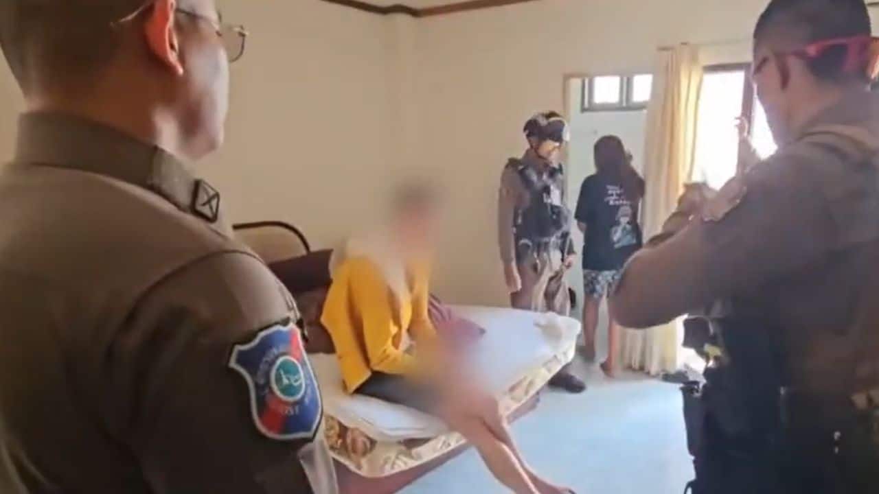 Police in Pattaya rescued an Australian man after he climbed outside a hotel balcony following a dispute with his Thai transgender partner.