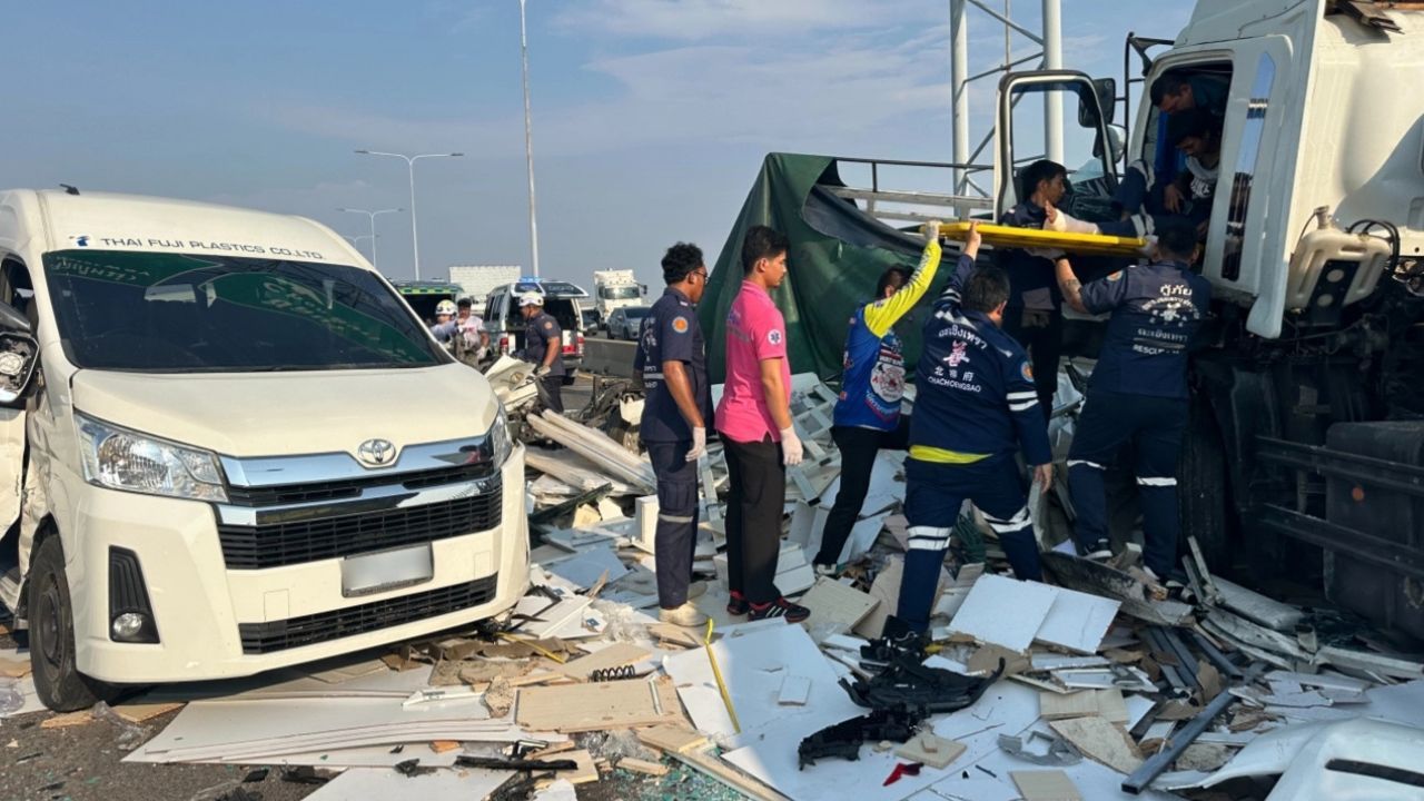 Six vehicles were hit and 16 people injured after a trailer truck crashed on the Burapha Withi expressway in Chachoengsao.