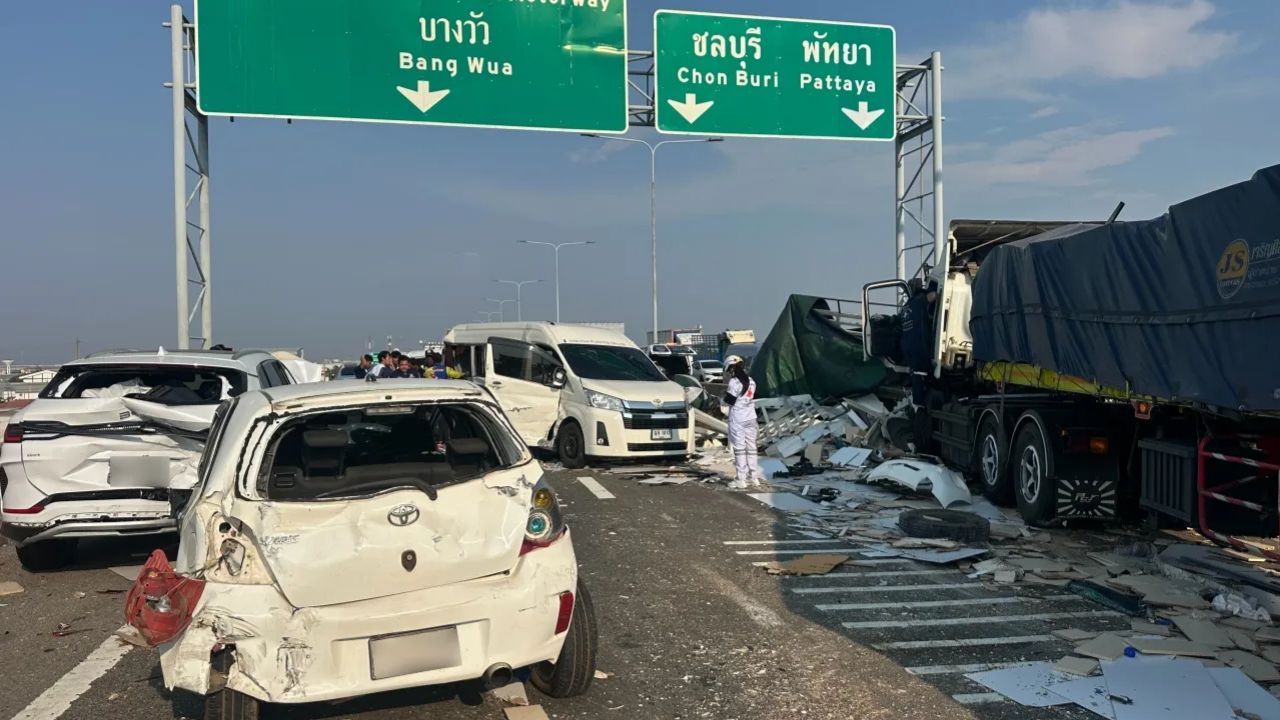 Six vehicles were hit and 16 people injured after a trailer truck crashed on the Burapha Withi expressway in Chachoengsao.