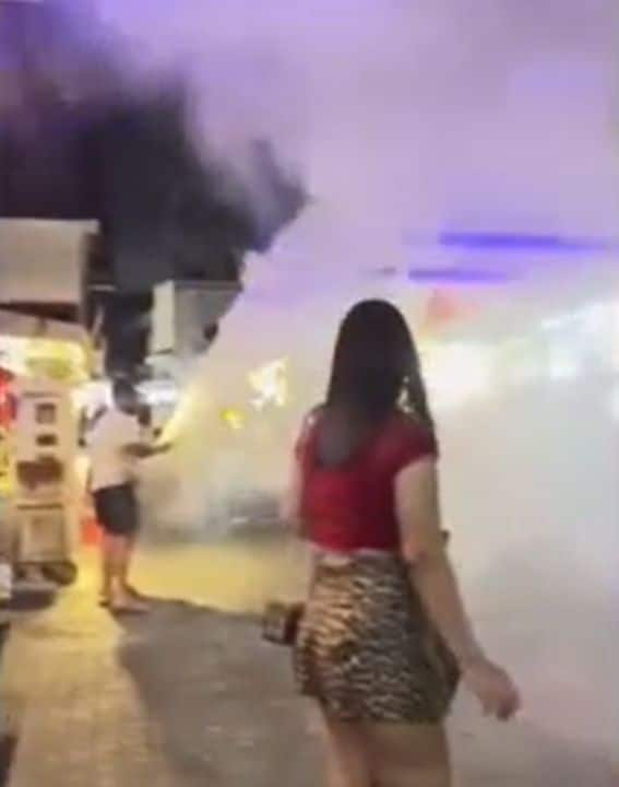 Foreign tourists sprayed a fire extinguisher on Pattaya Walking Street, leaving chemical powder across the area and alarming passersby.