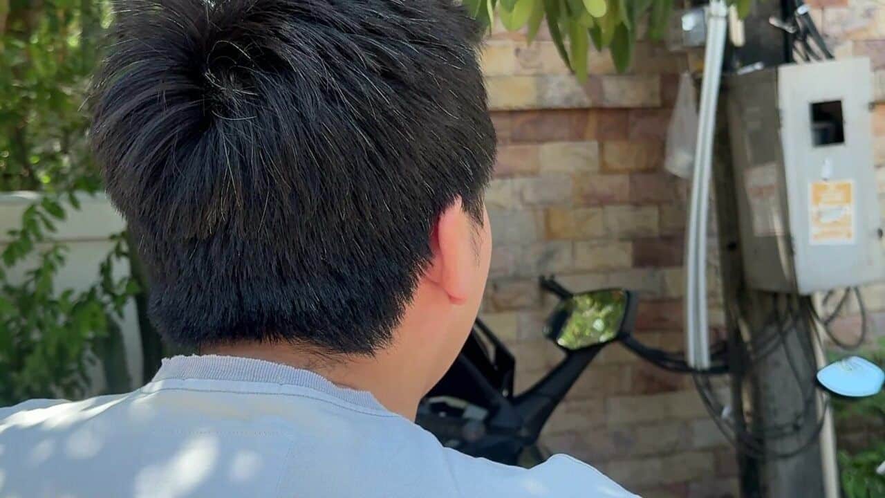 A poison warning banner drew online criticism after a homeowner said a neighbour’s dogs had escaped for years and attacked pets and people.