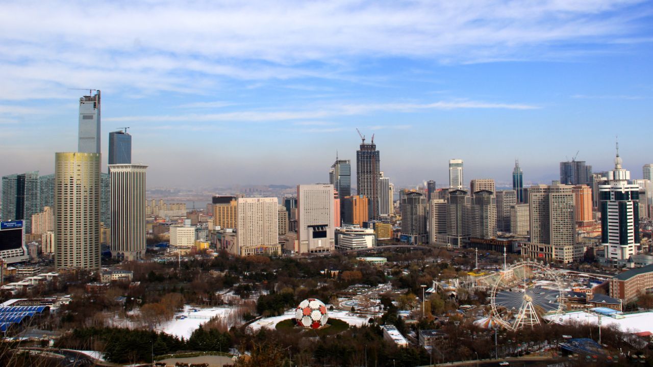 A Chinese fraud suspect was found in Phuket and detained after China issued a contract fraud warrant linked to billiard equipment sales.