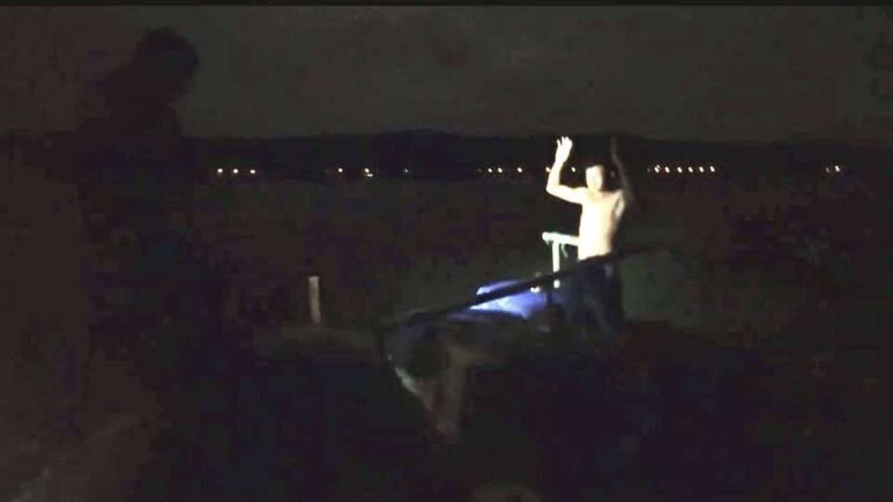 A Trat maritime operation sees Thai officers seize multiple crates of picked crab meat and detain six Cambodian crew members off Khlong Yai.