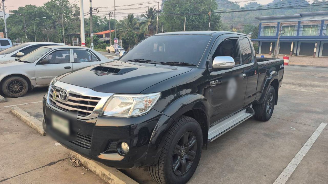 Police arrested a Thai driver and an undocumented Chinese man in Kanchanaburi after stopping a pickup linked to a smuggling tip-off.