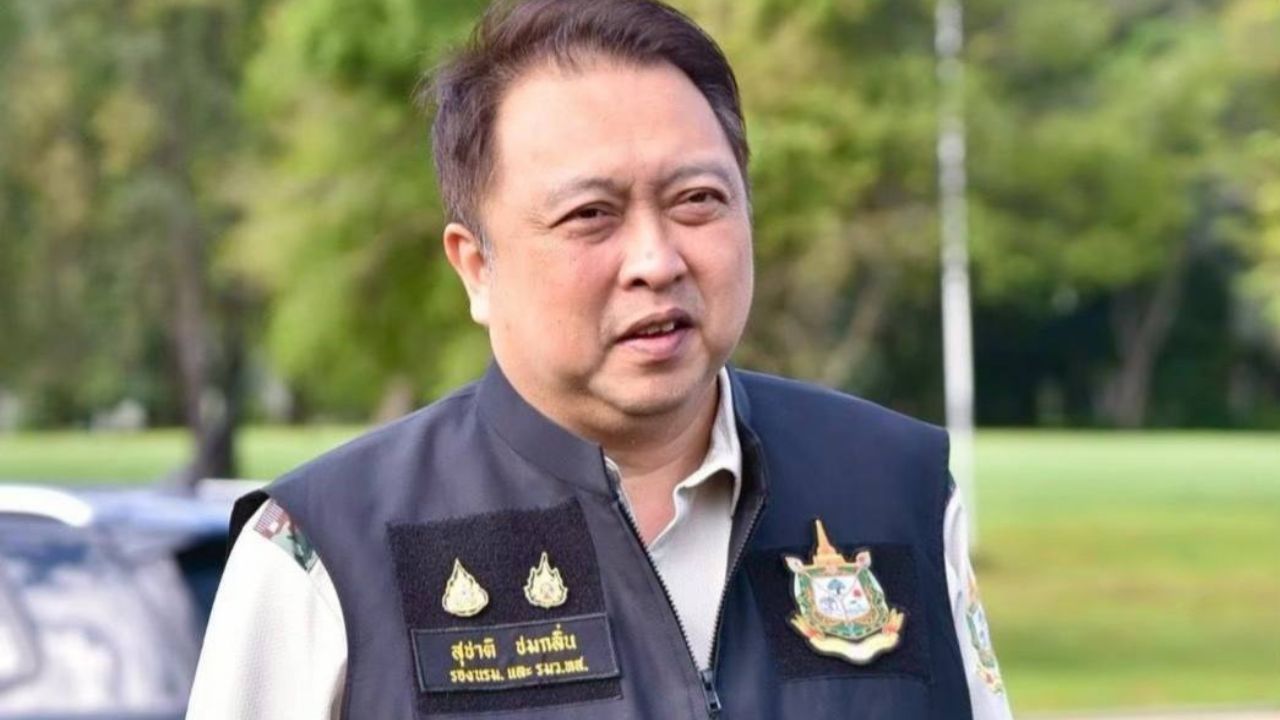 Tourists in Phuket were warned not to touch moon jellyfish after about 20 to 30 were found near Koh Racha Yai on April 7.