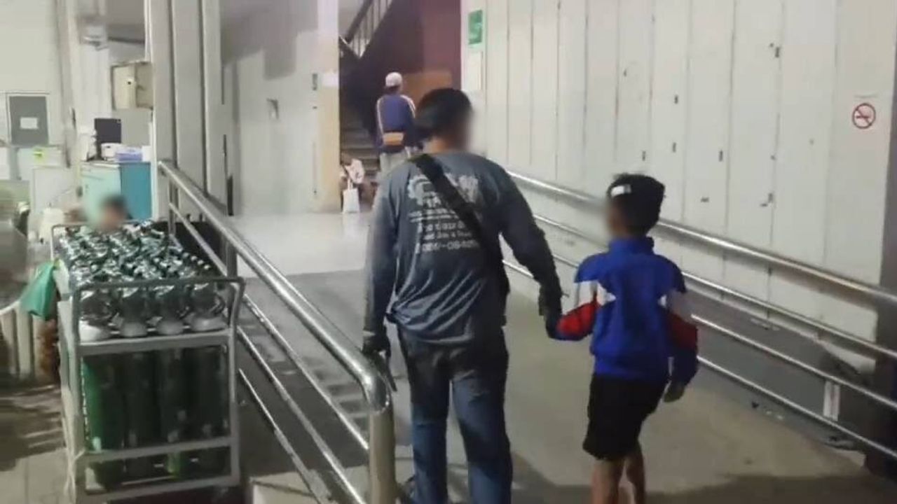 Police in Saraburi are investigating after a father said a tutor hit his seven year old son on the head with a mobile phone.