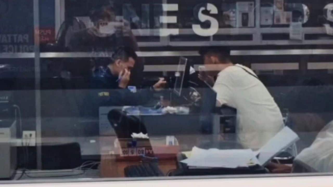 A Chinese tourist in Pattaya lost cash and a gold ring after two foreign men allegedly tricked her into handing over her wallet.