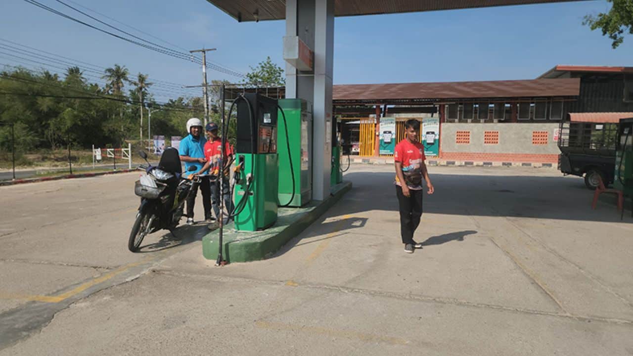 A Mercedes driver allegedly left a Hat Yai petrol station without paying for 1,000 baht of benzine, leaving a worker to cover the cost.