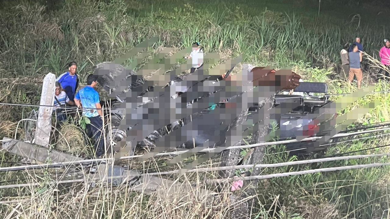 Two died in an Udon Thani pickup crash when a wildfire crew vehicle hit a power pole on a bend, leaving four others injured.