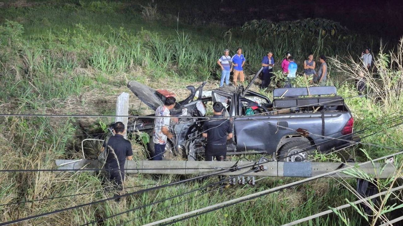 Two died in an Udon Thani pickup crash when a wildfire crew vehicle hit a power pole on a bend, leaving four others injured.