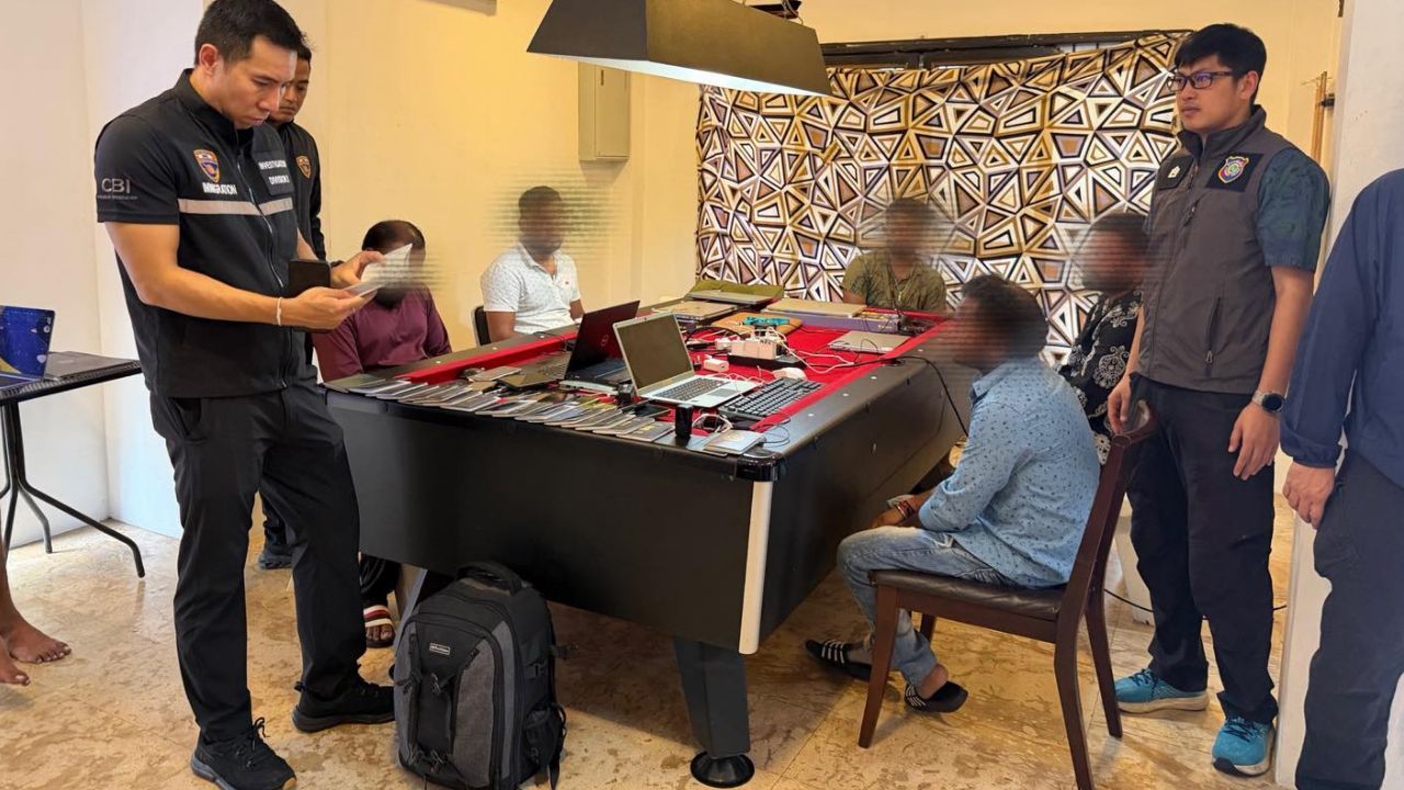 Police arrested 20 Indian men in a Pattaya investment scam raid at a pool villa, where officers seized laptops, phones and documents.
