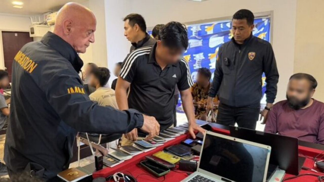 Police arrested 20 Indian men in a Pattaya investment scam raid at a pool villa, where officers seized laptops, phones and documents.