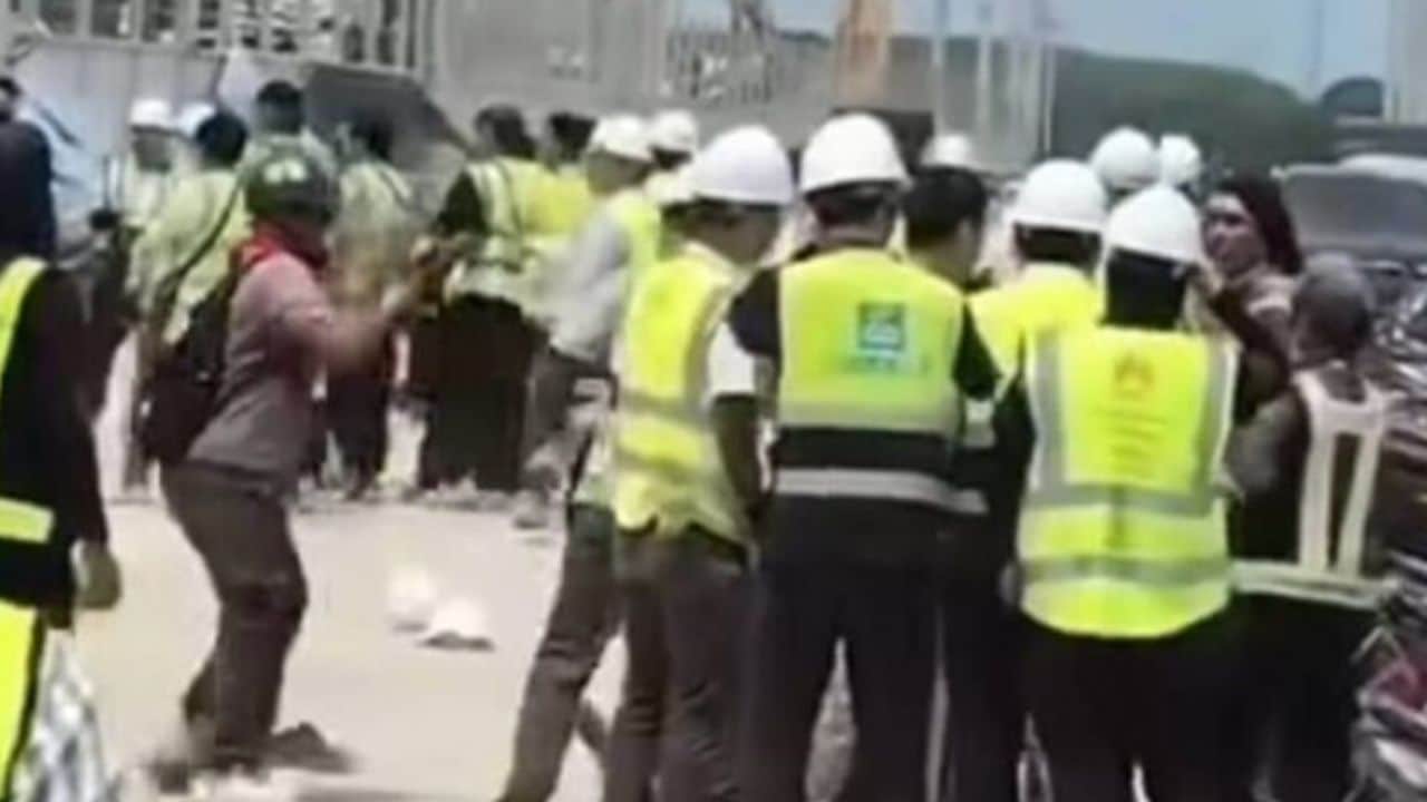 Police are investigating a Rayong construction site brawl between Thai and Chinese workers that left several people injured.