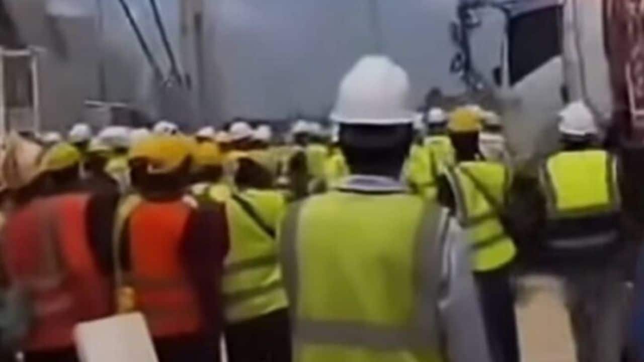 Police are investigating a Rayong construction site brawl between Thai and Chinese workers that left several people injured.