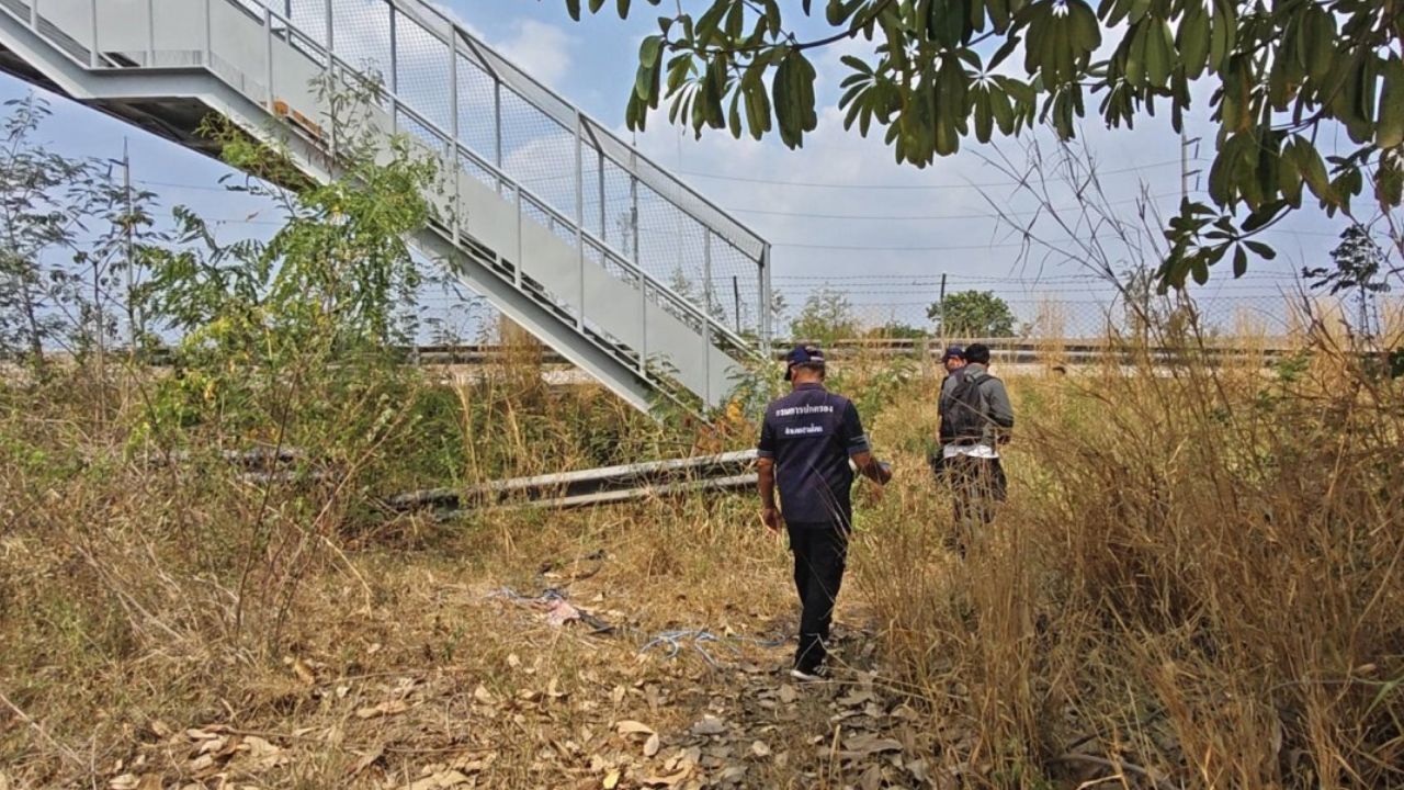 A Pathum Thani bridge is under inspection after used condoms, underwear, and other items were found following public complaints.