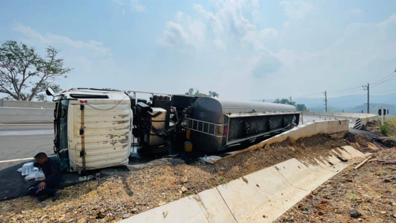 Officials contained an oil spill in Nan after a tanker carrying fuel to Laos overturned and leaked 5,000 litres on a Thung Chang road.