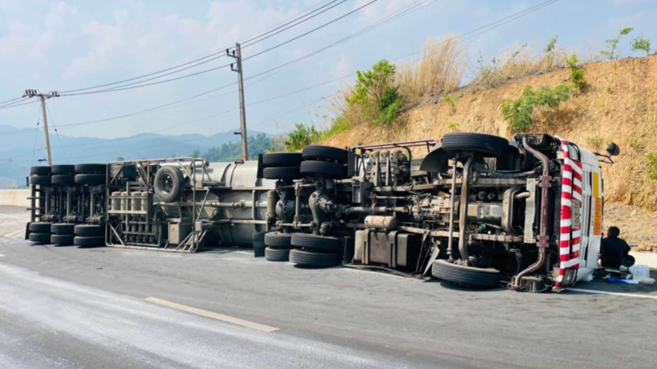 Officials contained an oil spill in Nan after a tanker carrying fuel to Laos overturned and leaked 5,000 litres on a Thung Chang road.