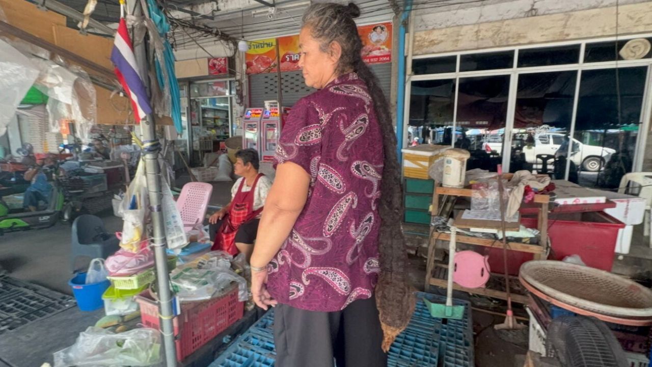 A woman in Ang Thong has kept her metre-long tangled hair for over 10 years after it formed naturally into a thick cluster.