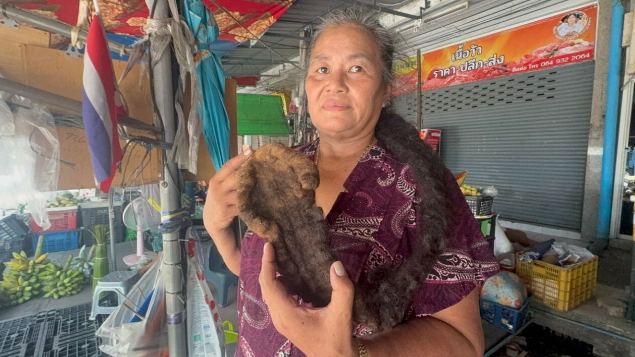 A woman in Ang Thong has kept her metre-long tangled hair for over 10 years after it formed naturally into a thick cluster.