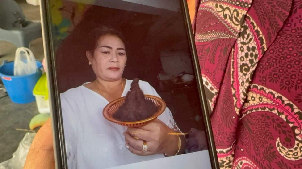 A woman in Ang Thong has kept her metre-long tangled hair for over 10 years after it formed naturally into a thick cluster.