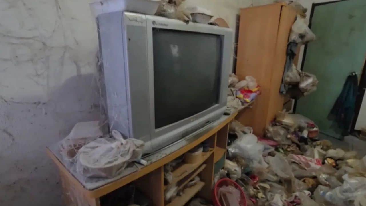 A condo staff in Udon Thani found a rented room buried in rubbish after a burst pipe led them to inspect the source of a bad smell.