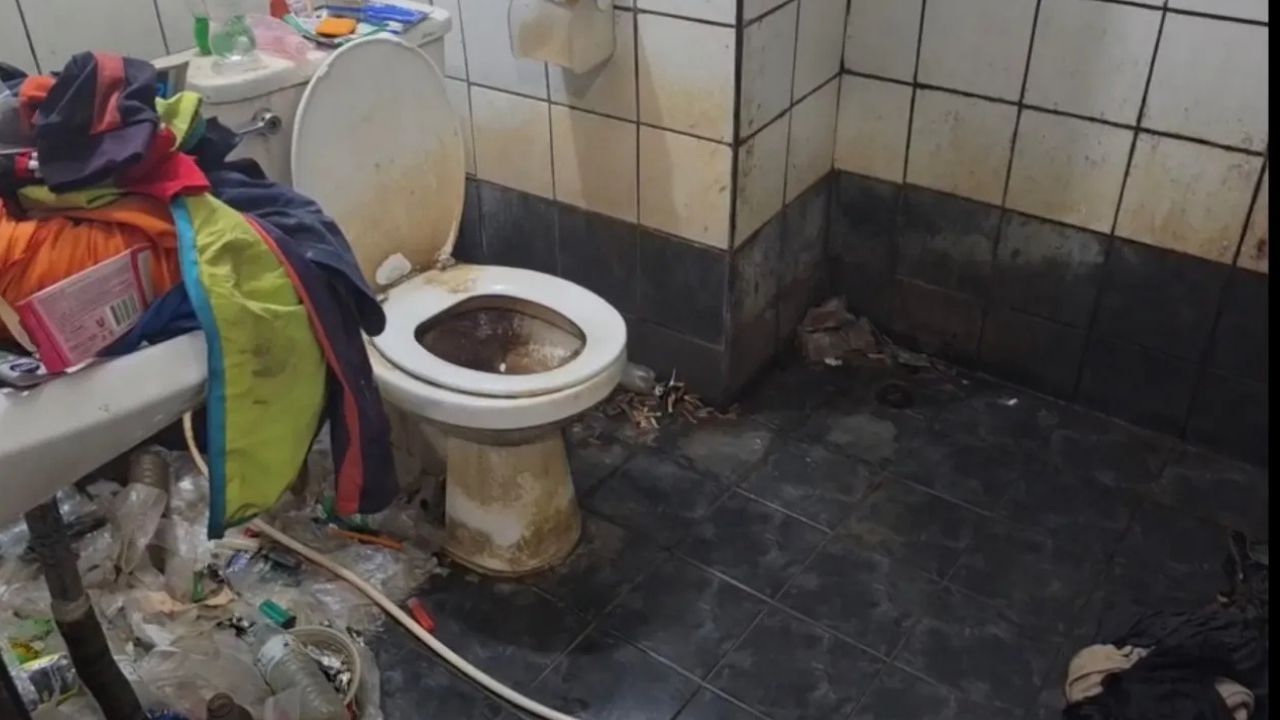 A condo staff in Udon Thani found a rented room buried in rubbish after a burst pipe led them to inspect the source of a bad smell.