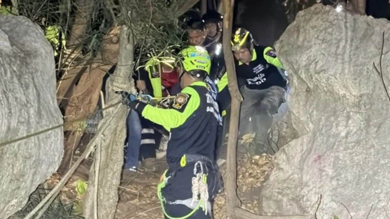 Five tourists stranded on a Phetchaburi mountain were rescued at night, with one man later taken to hospital for treatment.