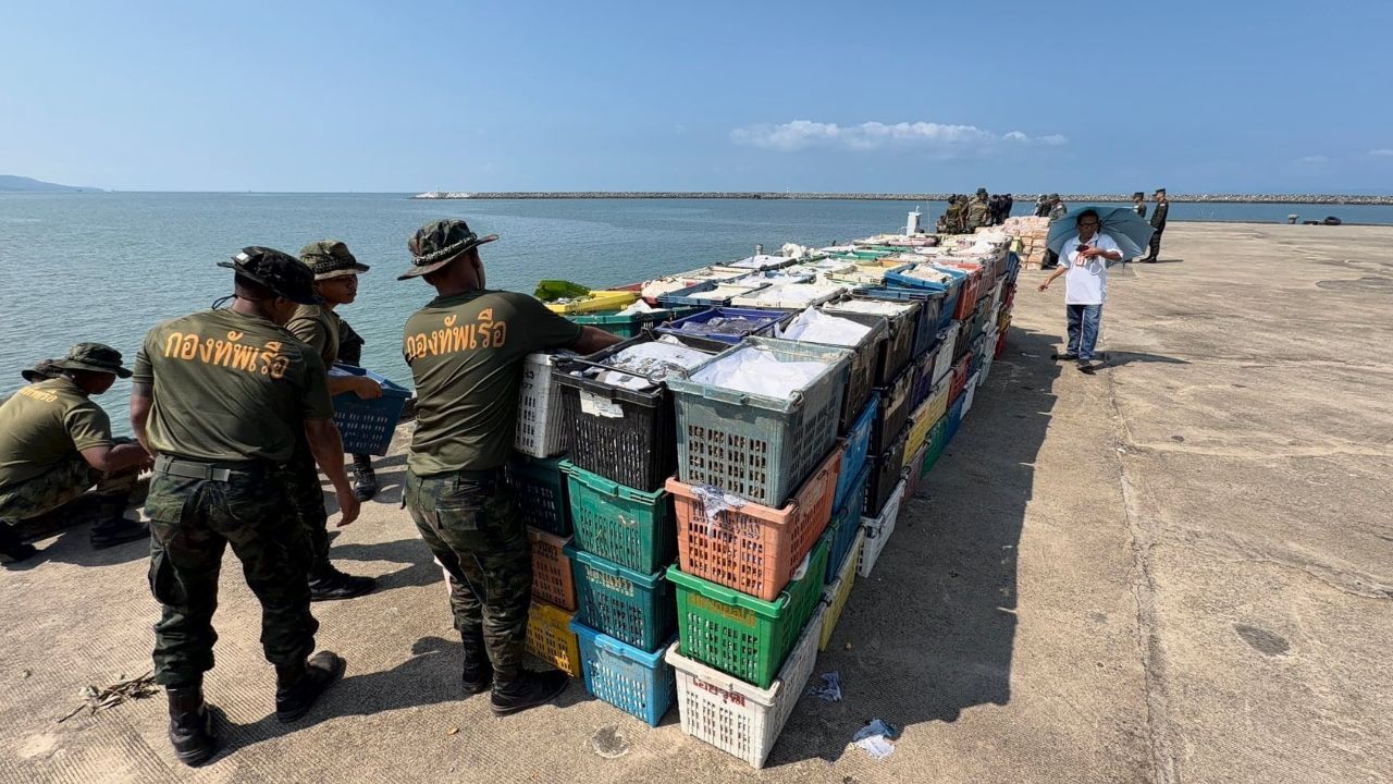 A Trat smuggling bust sees officials seize five boats and arrest six suspects transporting goods across the border to Cambodia.