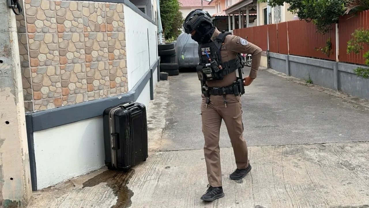 Police inspected a Pathum Thani suitcase after residents spotted leaking fluid and maggots, later finding puppy remains inside.