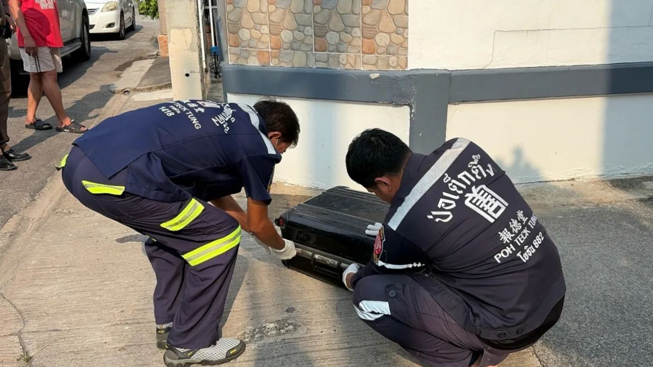 Police inspected a Pathum Thani suitcase after residents spotted leaking fluid and maggots, later finding puppy remains inside.