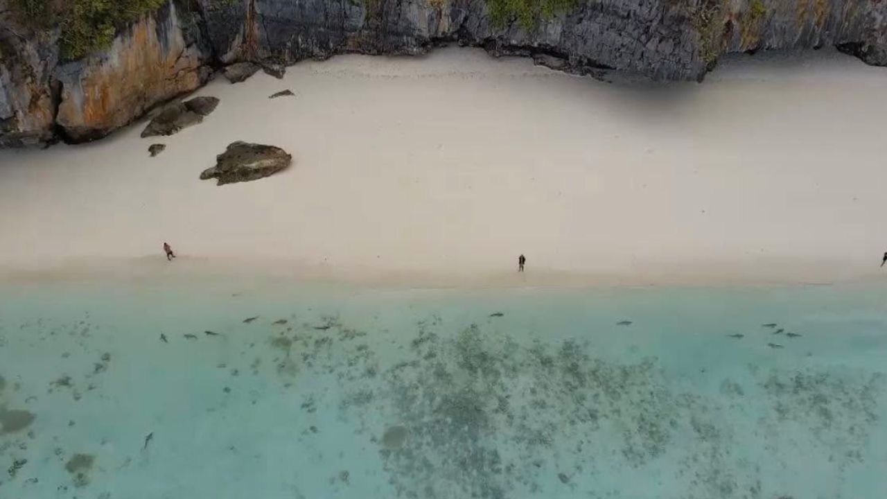 Hat Noppharat Thara-Mu Ko Phi Phi National Park said two French tourists were fined after entering a no-swimming zone at Maya Bay, Krabi.