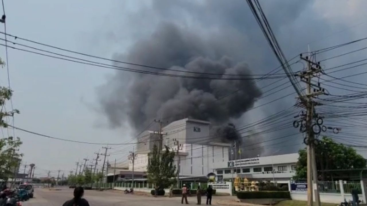 An Ayutthaya factory fire forced nearly 100 workers to evacuate after flames and explosions were reported.