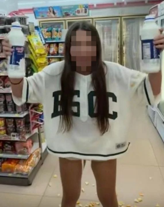 A foreign tourist filmed herself pouring milk over herself in a Thai convenience store, angering Thai netizens after the clip spread.