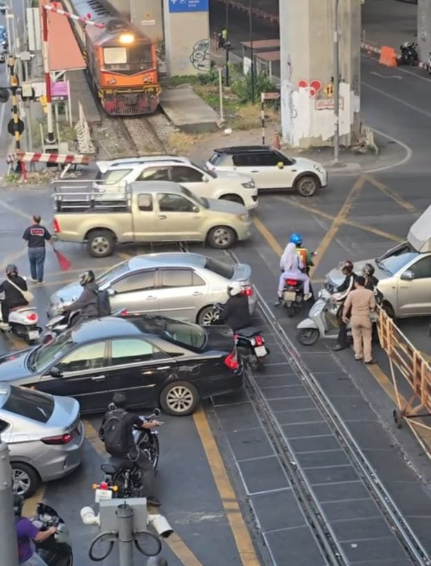 Train-bus collision Bangkok's Makkasan was not an accident. It was a system designed to fail | News by Thaiger