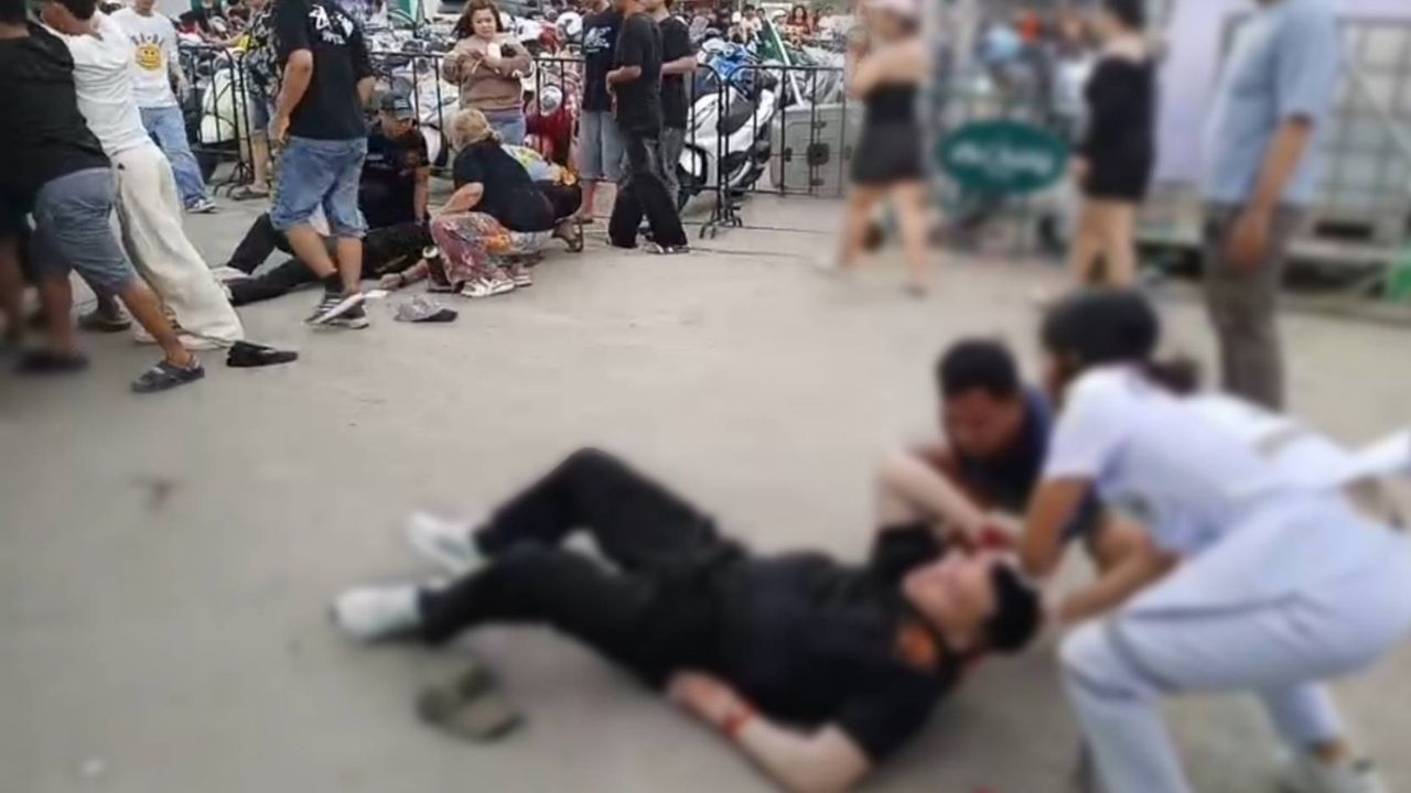 Sign collapse kills one injures 11